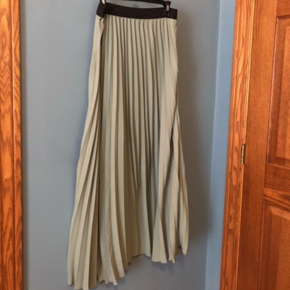 Maxi accordion skirt
